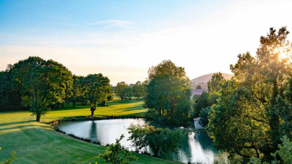 Golf Sainte Baume Provence Trou 2 1920x1080 1 Eröffnung im Frühjahr 2023 … Der Golfbereich